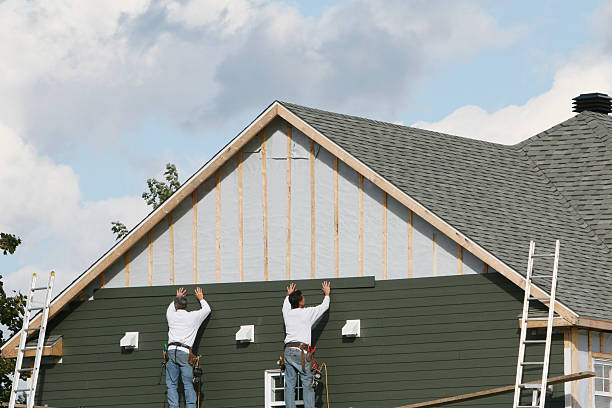 Professional Vinyl Siding technician working in Bethany, CT